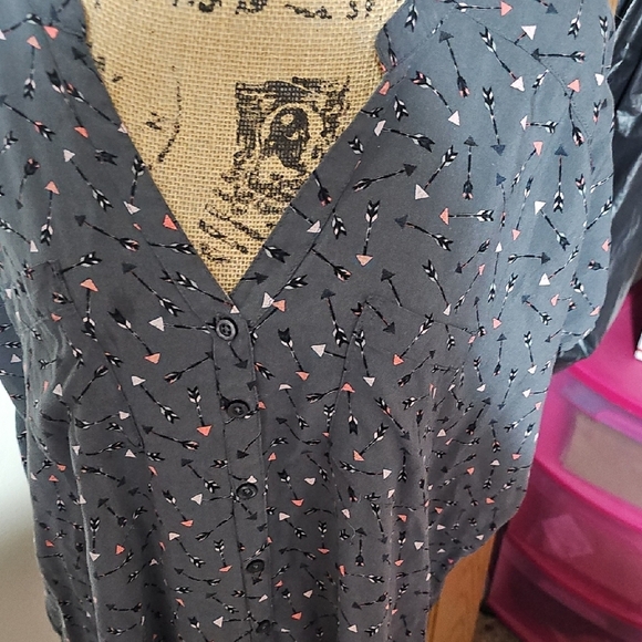 Torrid Size 4 Grey Top With Arrow Pattern. - Picture 2 of 3